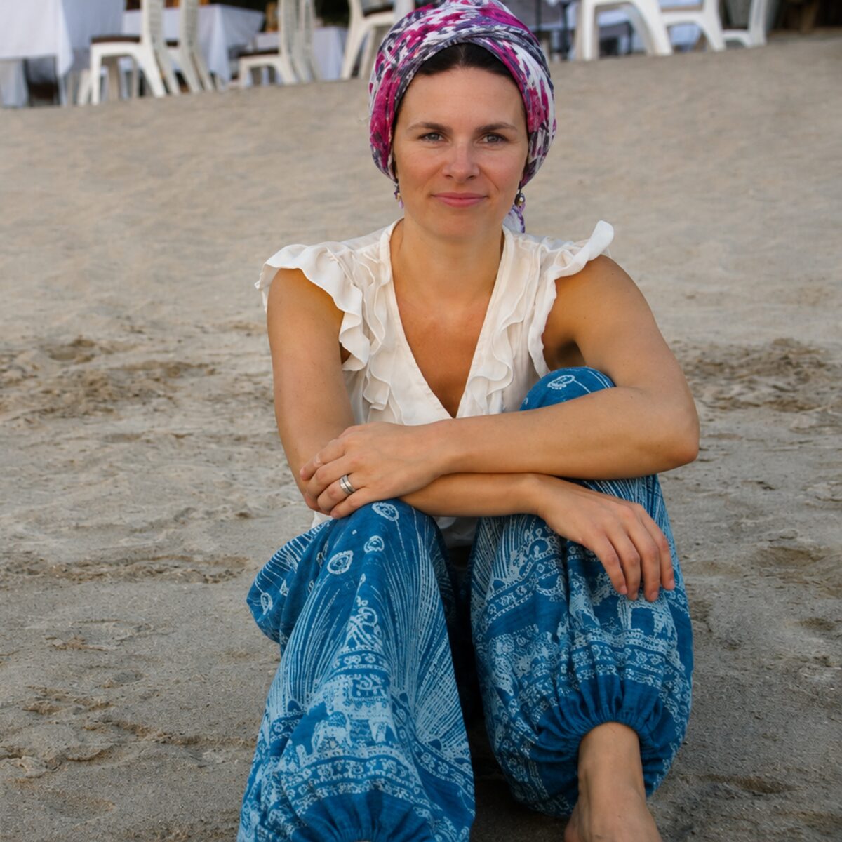 Daria sitzt am Strand in der Abendsonne